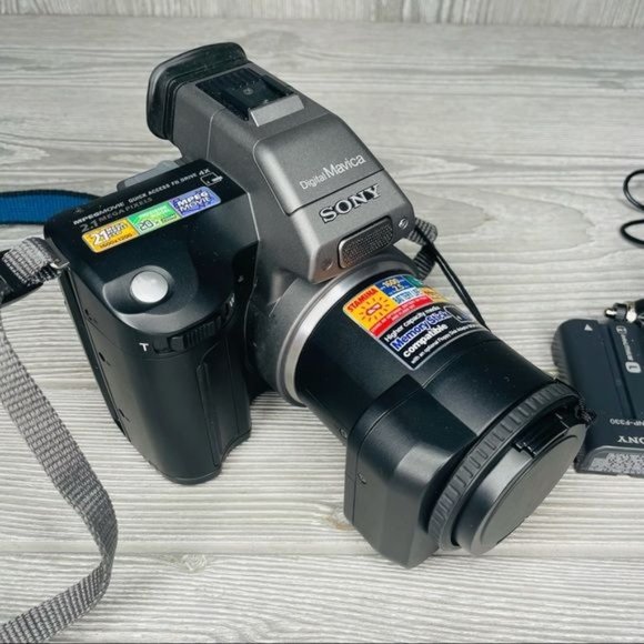 Vintage Sony Mavica video camera and camera with 2 battery’s and charger 2.1 mp - Picture 2 of 7